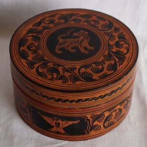 Large lacquerware round box
